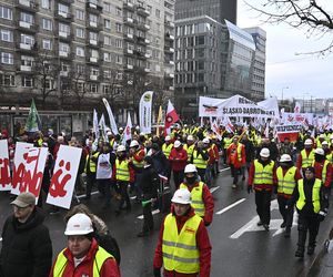 Utrudnienia w centrum Warszawy, autobusy na objazdach. Protest hutników