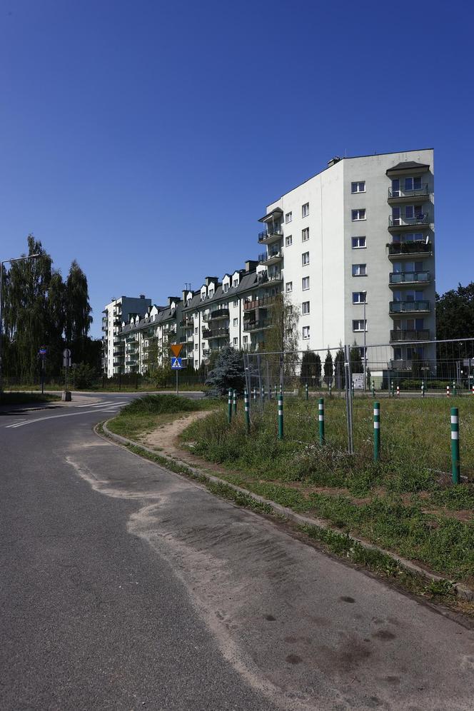 Najwęższy blok w Warszawie stoi na Białołęce. Wygląda jak naleśnik