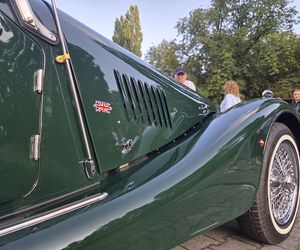 Motoryzacyjne legendy pod Torbydem. Bydgoskie Klasyki Nocą znów przyciągnęły tłumy