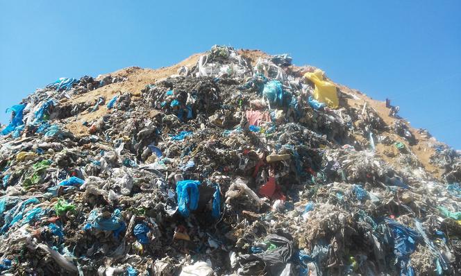 śmieci na terenie wyrobiska w Olszewicach