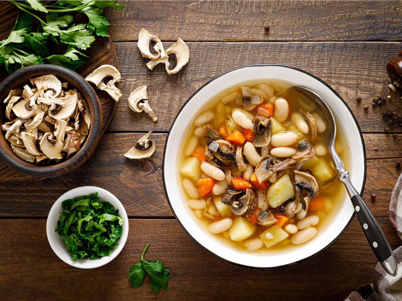 Fasolowa z suszonymi grzybami: łatwy przepis na sycącą fasolówkę
