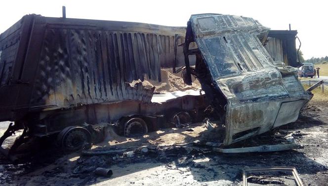 Karambol na trasie S7 pod Olsztynem - przepakowywali ładunek na pasie autostrady