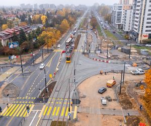 Tramwaj do Wilanowa, po prawej budowa tramwaju na Stegny w Warszawie