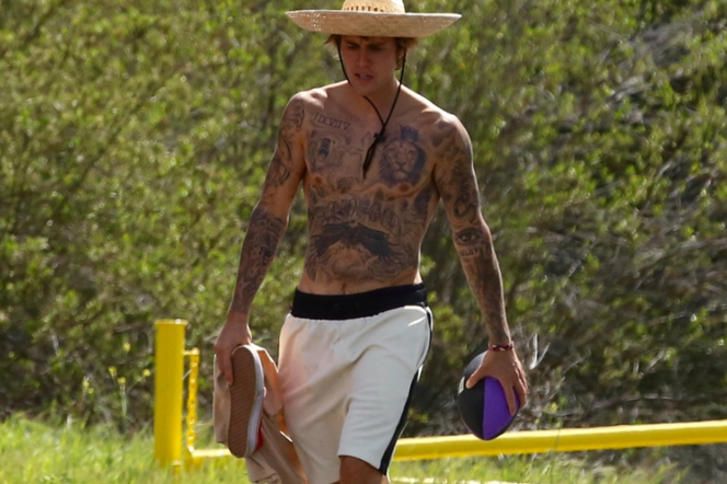 Justin Bieber w kapeluszu odsłania wytatuowaną klatę! Sexy?