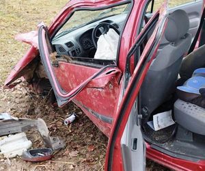 Stracił panowanie nad autem i dachował! Pijany kierowca naraził dzieci na śmiertelne niebezpieczeństwo [ZDJĘCIA]