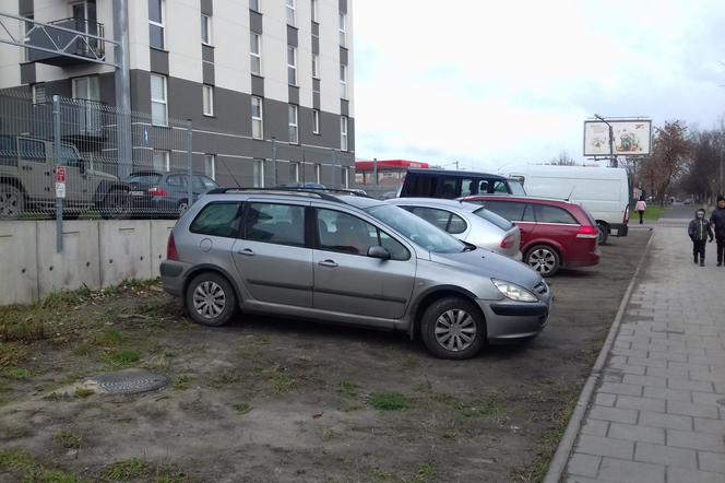 Tak wygląda nielegalny parking przy Bieńczyckiej 15