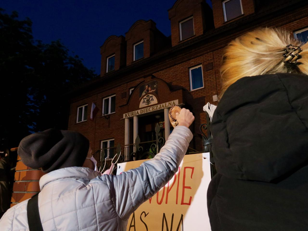 Kaliszanie oburzeni zachowaniem biskupa. Manifestacja po filmie Sekielskich [ZDJĘCIA]