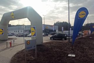 Tłumy na otwarciu nowego Lidla pod Olsztynem. Parking wypełniony po brzegi [ZDJĘCIA]