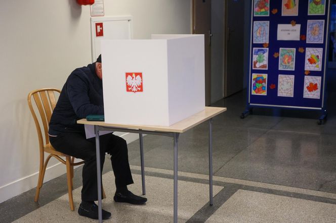Łódź z wysoką frekwencją w II turze wyborów prezydenckich. Mieszkańcy tłumnie ruszyli do urn