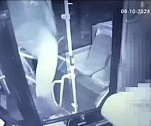 Furiat zaatakował kierowcę autobusu. Wszystko się nagrało, teraz szuka go policja