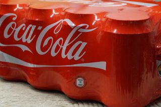 Coca-Cola wycofuje ze sklepów napoje. Doszło do skażenia niebezpieczną substancją