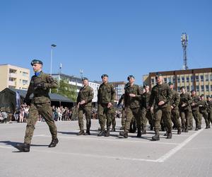 Ponad stu żołnierzy na Placu Solidarności w Olsztynie. Złożyli uroczystą przysięgę [ZDJĘCIA]