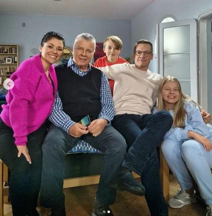 M jak miłość. Piotrek (Marcin Mroczek), Kinga (Katarzyna Cichopek), Lenka (Olga Cybińska), Misiek (Olek Bożyk), Marszałek (Emilian Kamiński)