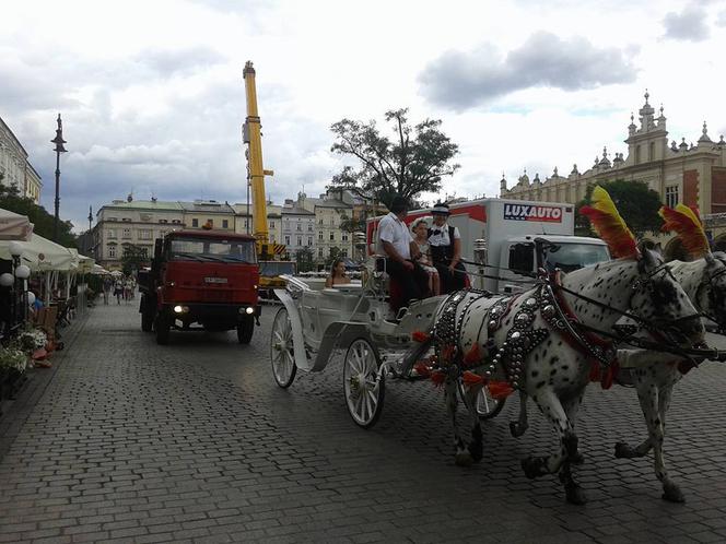 Samochody na Rynku Głównym: Władze Krakowa wydają decyzje niezgodne z prawem napisanym przez... władze Krakowa?