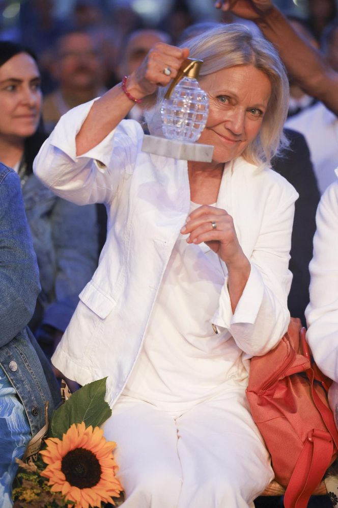 Cała na biało Maria Pakulnis szaleje z sierpem w Lubomierzu. Renata Dancewicz tym razem na spokojnie