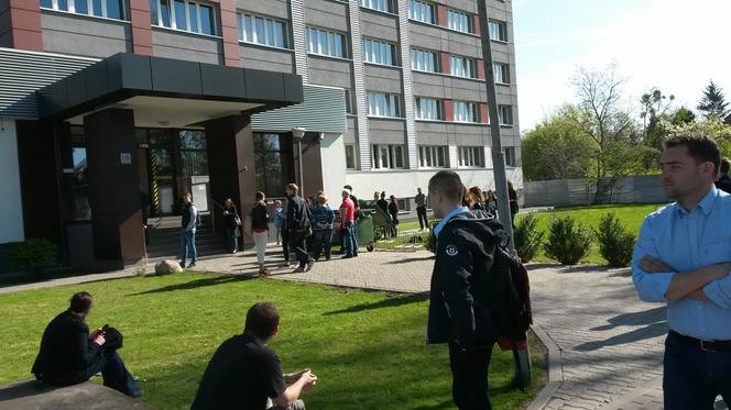 Ewakuacja studentów z budynku UKW na ul. Ogińskiego w Bydgoszczy