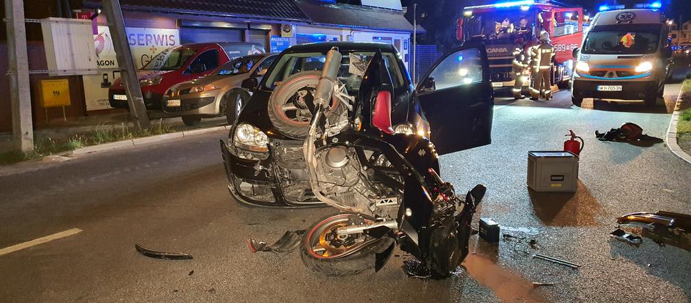 Dramatyczny wypadek motocyklisty w Raszynie. Motocykl dosłownie położył się na samochodzie!