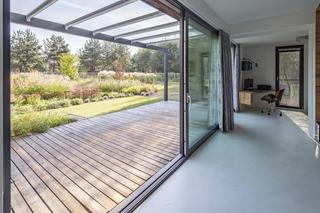 Nowoczesny dom w starym drewnie