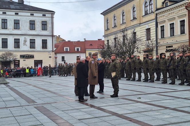 Wojskowa uroczystość na Rynku w Tarnowie