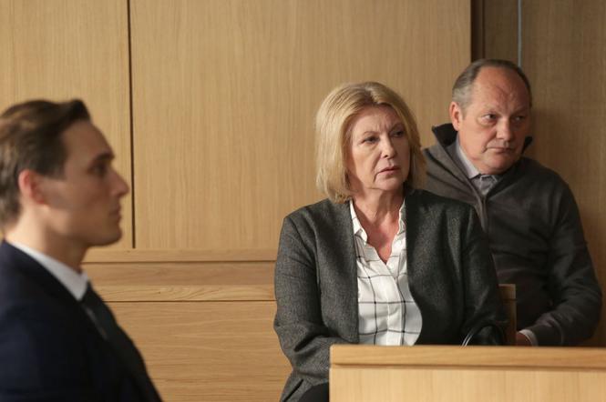 M jak miłość, odcinek 1523. Ciotka Artura stanie po stronie Olka. Dowie się, że Skalski był gwałcicielem mordercą 