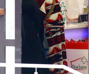 Kayah. Leczyła gardło i opalała kolana