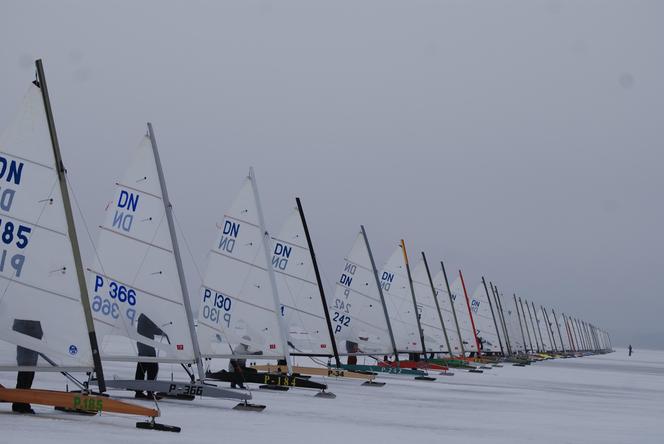 Polscy żeglarze lodowi rozbili bank z medalami w mistrzostwach świata i Europy rozegranych w Estonii. 