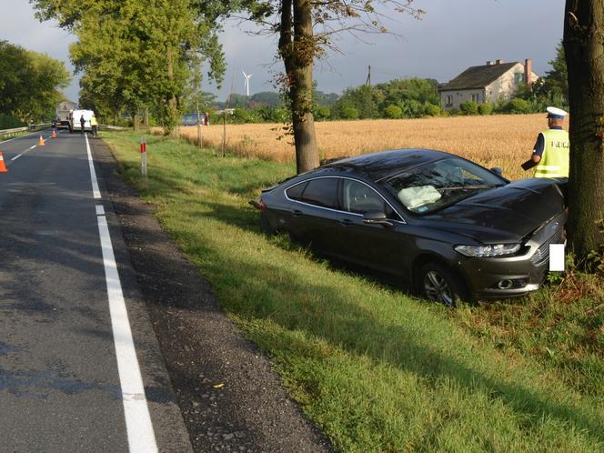 Groźny wypadek w powiecie radziejowskim. 65-letni kierowca uderzył w drzewo! [ZDJĘCIA]