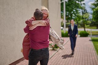 Na Wspólnej odc 4089. Renata (Marta Jankowska), Sławek (Mariusz Słupiński), urzędniczka (Katarzyna Dworak)