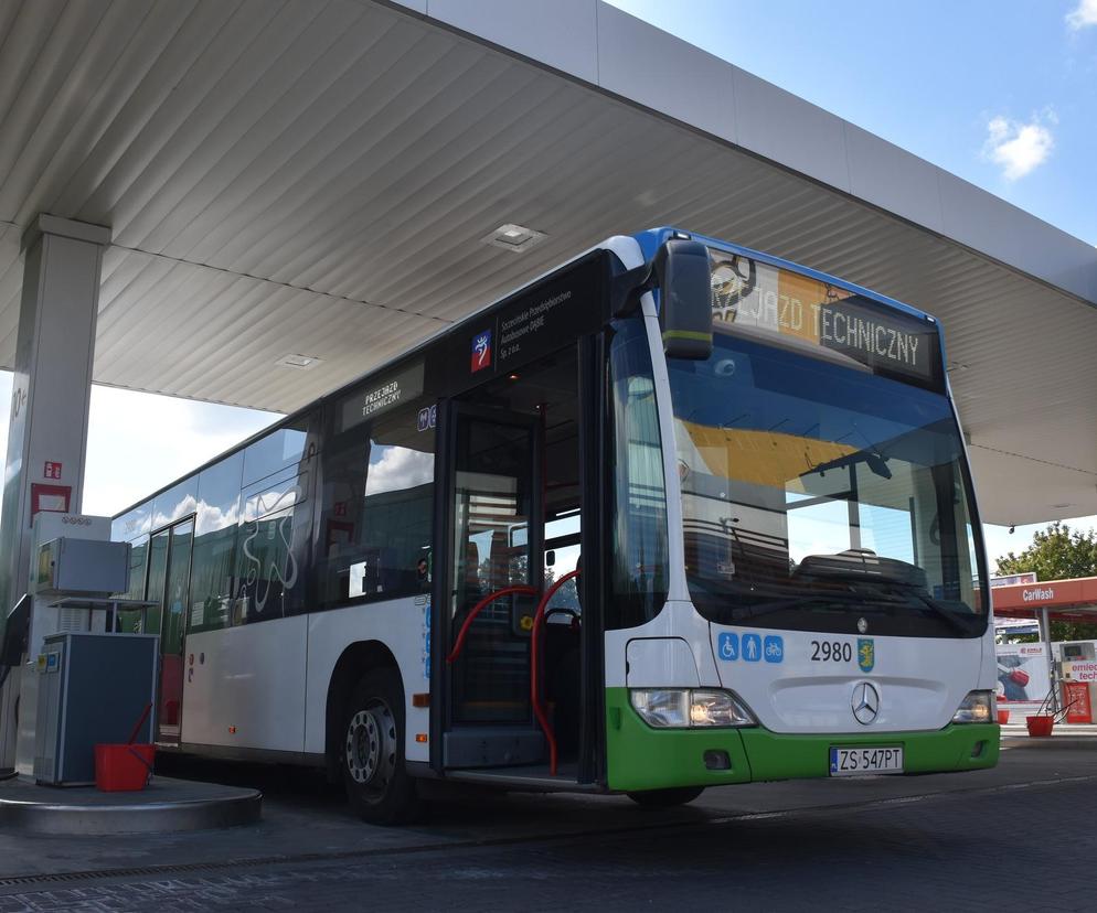 Autobusy w Szczecinie tankują na stacjach Orlen. Prezydent Piotr Krzystek tłumaczy