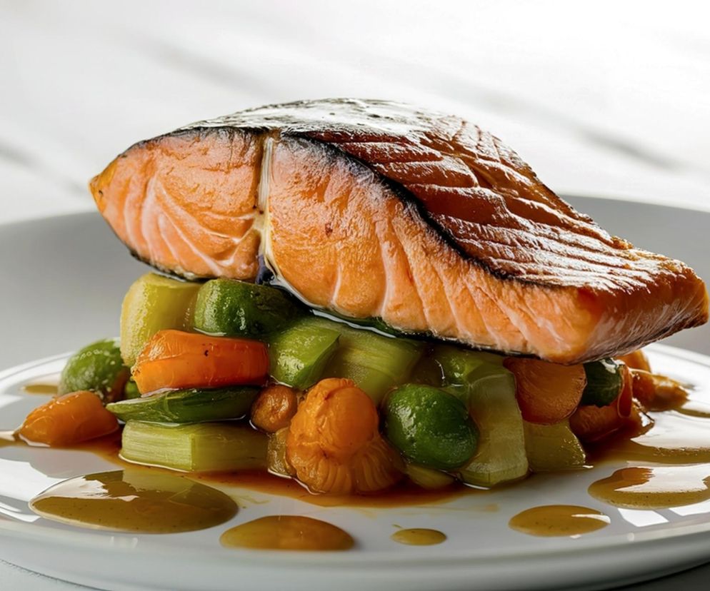 Aromatyczny łosoś z warzywami bez tłuszczu. Sprawdzi się na diecie i nie tylko