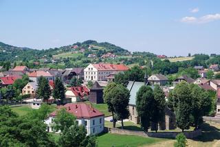 To jedno z najmniejszych miast na mapie Małopolski. Można w nim podziwiać sławny zamek 