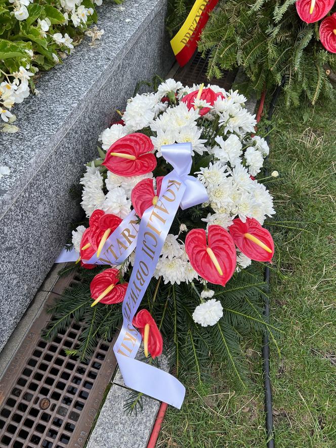 Wieniec od prezydenta Rafała Trzaskowskiego leży pod klombem. Co się stało przy Grobie Nieznanego Żołnierza?
