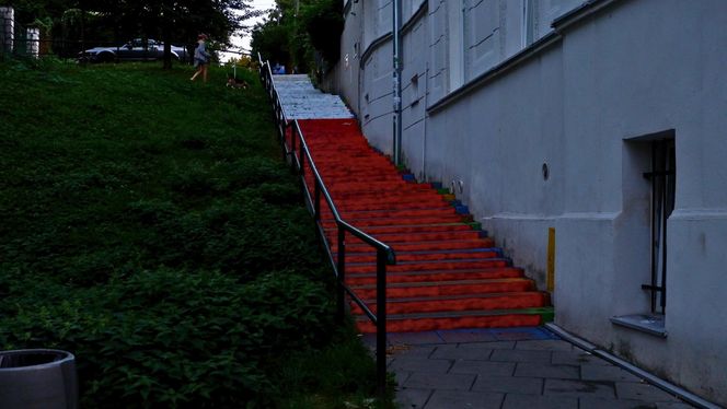 Dewastacja słynnej atrakcji Krakowa. Tęczowe schody przemalowano na barwy narodowe