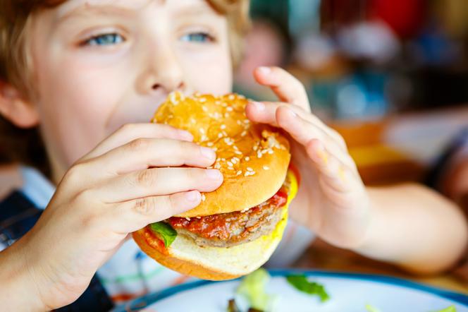 Tłuste jedzenie w dzieciństwie wpływa na płodność mężczyzn