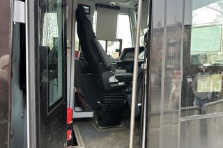 Weszła na czerwonym świetle wprost pod tramwaj. Tragiczny finał wypadku w Warszawie. Nie żyje 42-letnia kobieta