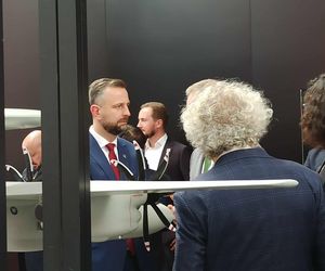 Wicepremier Władysław Kosiniak-Kamysz zwiedzający stoiska na MSPO