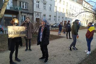 Protest Ukraińców przez konsulatem rosyjskim w Krakowie