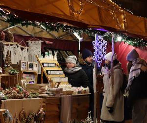 Lublin wieczorową porą. W mieście świąteczne ozdoby i hałdy śniegu. Zobacz zdjęcia!