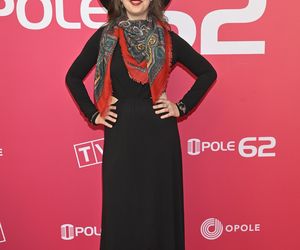 Konferencja prasowa 62. edycji Krajowego Festiwalu Polskiej Piosenki w Opolu. Tłum gwiazd na czerwonym dywanie