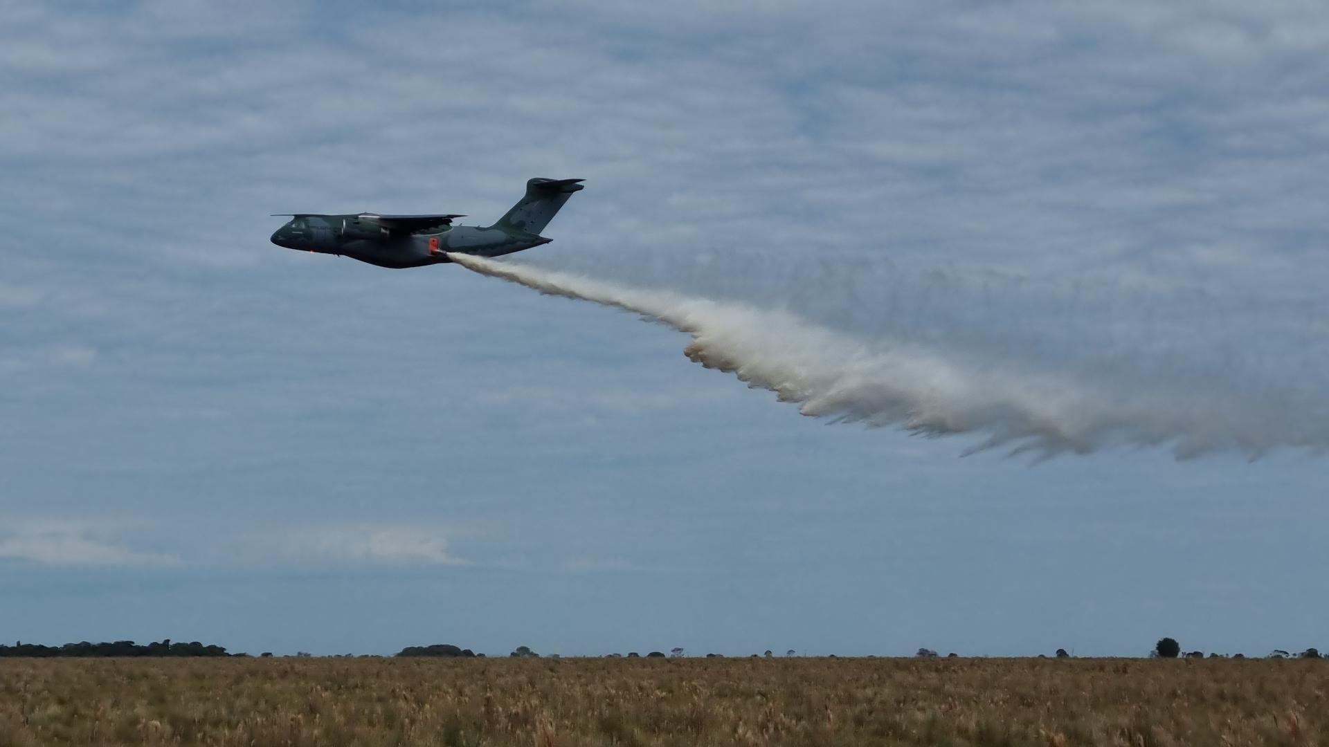 Embraer C-390 podczas testów systemu gaśniczego