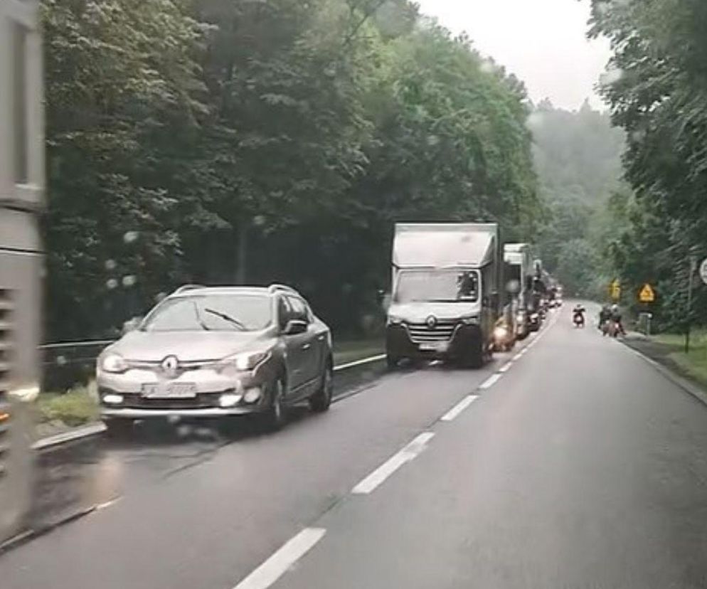 Gigantyczny korek na DK-8 przed granicą z Czechami. Poważne utrudnienia 