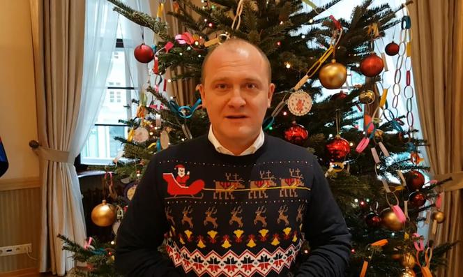 Świąteczny sweter Piotra Krzystka 2018
