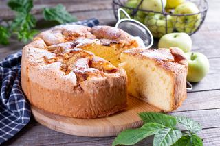 Szybkie ciasto na kefirze z jabłkami: 9 minut przygotowań, 49 minut w piekarniku i gotowe!