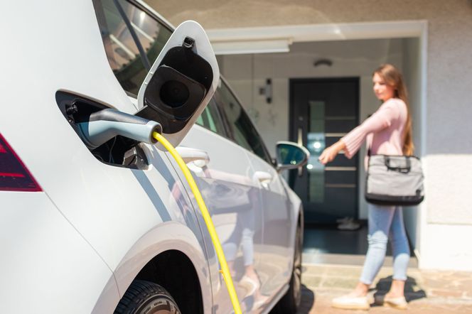 ładowanie samochodu elektrycznego w domu