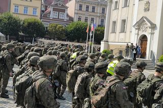 Żołnierze na rynku w Lesznie