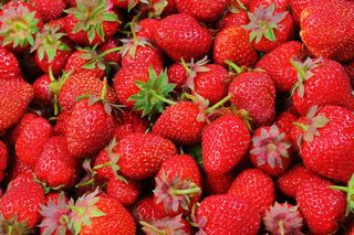 Jak prawidłowo myć truskawki, aby pozbyć się pestycydów? Poznaj niezawodny trik