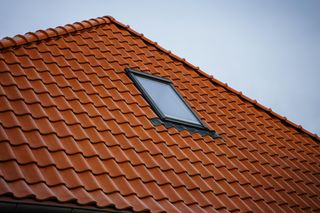 Jak prawidłowo wymienić stare okno dachowe? Zwiększenie termicznej i akustycznej  izolacji 
