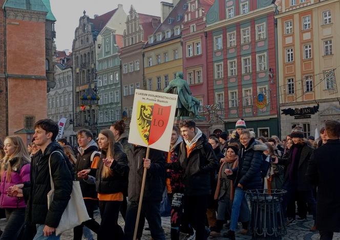 Maturzyści zawładnęli rynkiem we Wrocławiu. Po raz 23. zatańczyli Poloneza dla Fredry