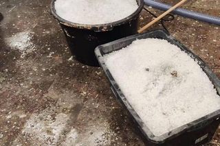 Szokująca anomalia w Niemczech! Grad zasypał miasto, ulice białe