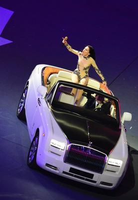 Piosenkarka Jessie J i Rolls-Royce Phantom Series II Drophead Coupe